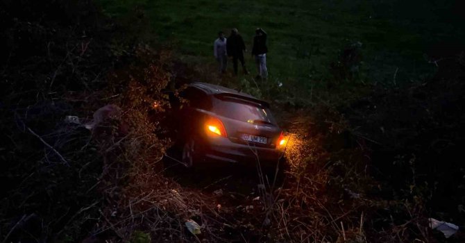 Antalya’da şarampole uçan otomobildeki çift yaralandı