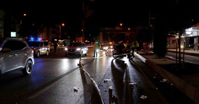 Yolun karşısına geçmek isteyen yayaya önce motosiklet, ardından araç çarptı