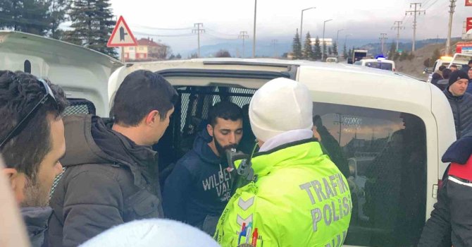 Polisleri peşine takıp 4 aracı hurdaya çeviren şüphelinin 41 suç kaydı çıktı