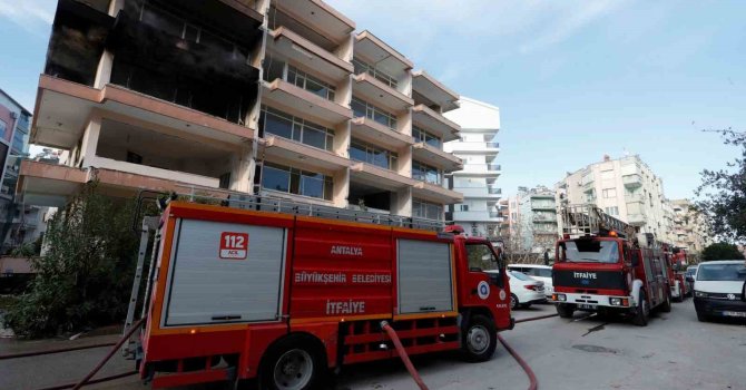 Antalya’da kentsel dönüşümdeki binada çıkan yangını itfaiye söndürdü