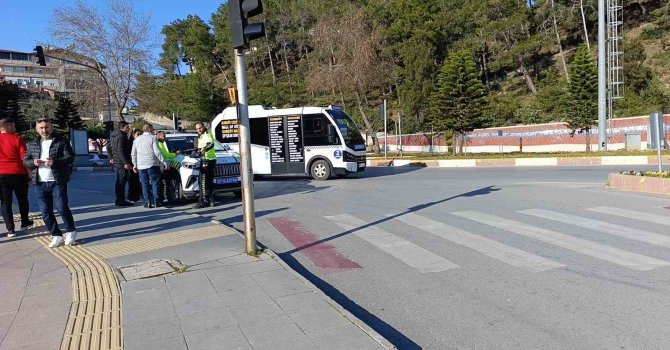 Yaya geçidinde hafif ticari araç yayaya çarptı:1 yaralı