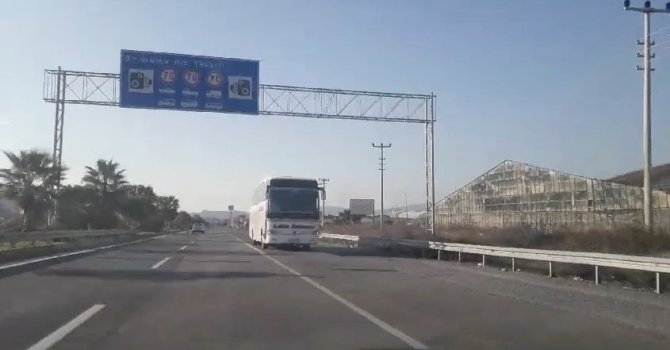 Ana yolda tersten giden yolcu otobüsü trafiği tehlikeye attı