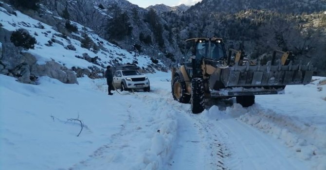 Antalya’da yayla dönüşü araçlarıyla yolda mahsur kalan 3 kişi kurtarıldı