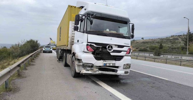 Tırla otomobil çarpıştı: 2 ölü 1 yaralı