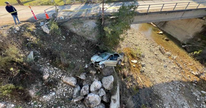 Yoldan çıkan otomobil, köprüden uçtu: 1 ölü