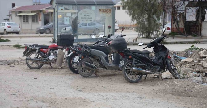 Biri gözcülük yaptı, diğeri motoru çaldı: O anlar kamerada