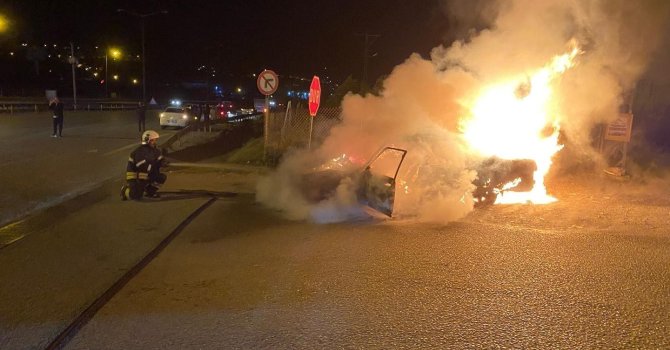 Seyir halindeyken yanmaya başlayan Tofaş otomobil alevlere teslim oldu