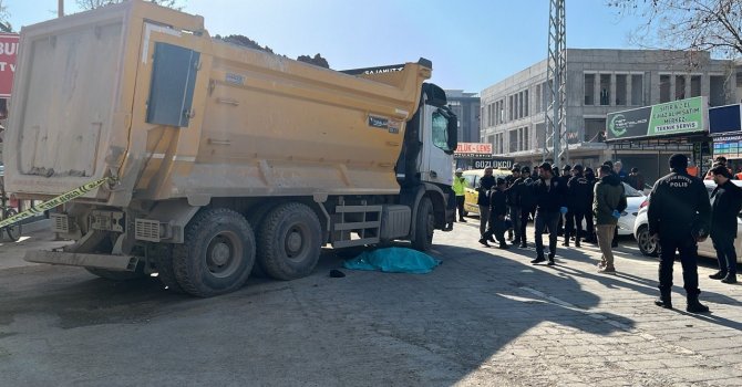 Hafriyat kamyonunun altında kalan yaşlı vatandaş can verdi