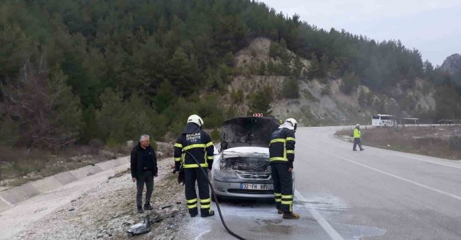 Seyir halindeyken alev alan otomobil kullanılamaz hale geldi