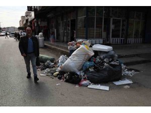 İşçiler greve gitti, sokaklar çöp doldu