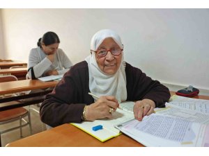 84 yaşındaki Ayşe Nine okuma yazmayı, Afrikalı Cisse Türkçeyi ATASEM’de öğreniyor