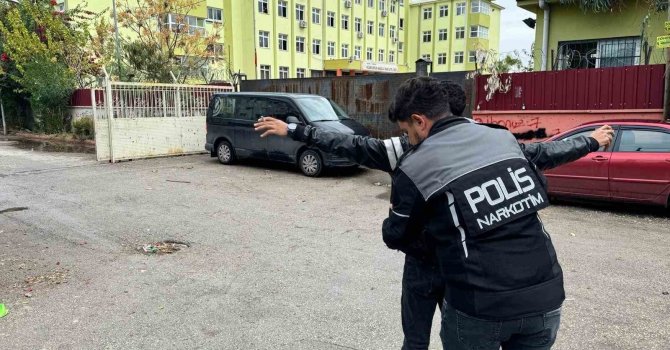 Adana’da okul çevrelerinde ‘Narko Alan Uygulaması’ gerçekleştirildi