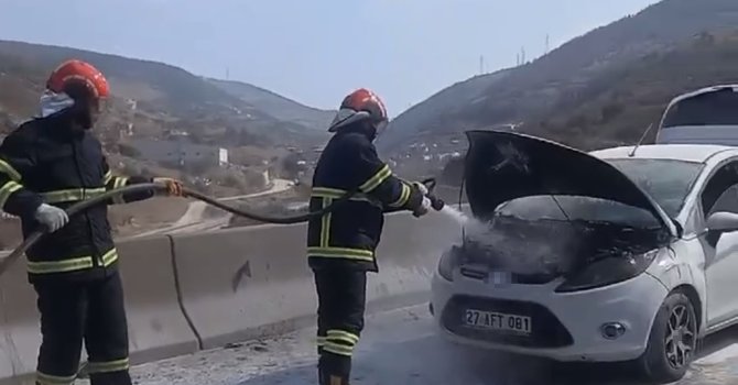 Osmaniye’de seyir halindeki otomobil yandı