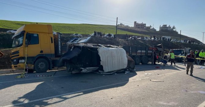 Hatay’da yolcu servisi park halindeki tıra çarptı: 6 ölü, 8 yaralı