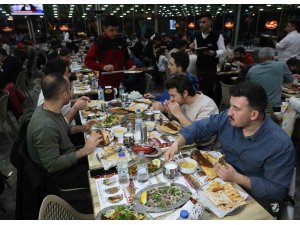 Adana’da ilk iftarda kebapçılar doldu taştı