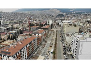 Depremin yıktığı şehrin en işlek caddesi hızla yapılıyor