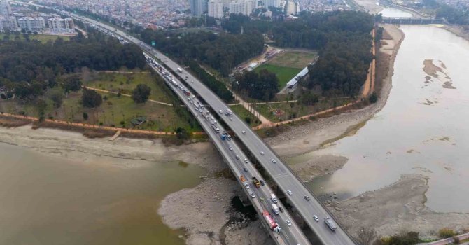 Tır devrildi, otoyolda trafik kilitlendi