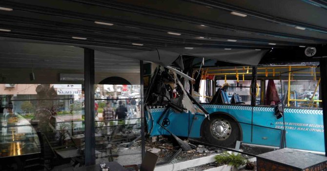 Sürücüsü fenalaşan halk otobüsü araçlara çarpıp kafeteryaya daldı: 3 yaralı