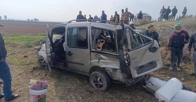 Hatay’da hafif ticari araç tarlaya uçtu: 1’i ağır 3 yaralı