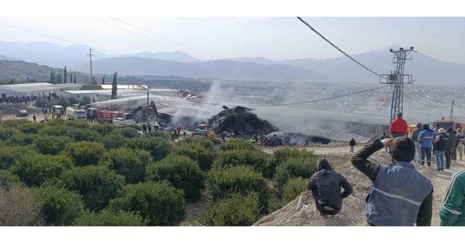 Konteyner işçi yatakhanesi alevlere teslim oldu