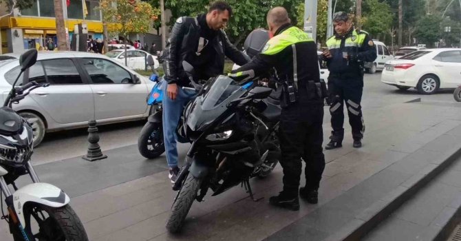 ‘Dur’ ikazını görüp kaçan 5 sürücü cezadan kurtulamadı