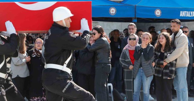 Kazada hayatını kaybeden polis memurunun kızının feryadı yürekleri dağladı