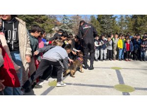 Keçiborlu’da Jandarma Köpek Timleri öğrencilere mesleği tanıttı