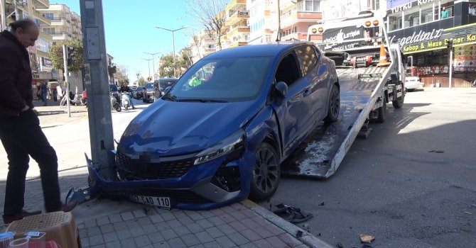 İki araç kavşakta çarpıştı, otomobil güvenlik kamerası direğine çarparak durabildi