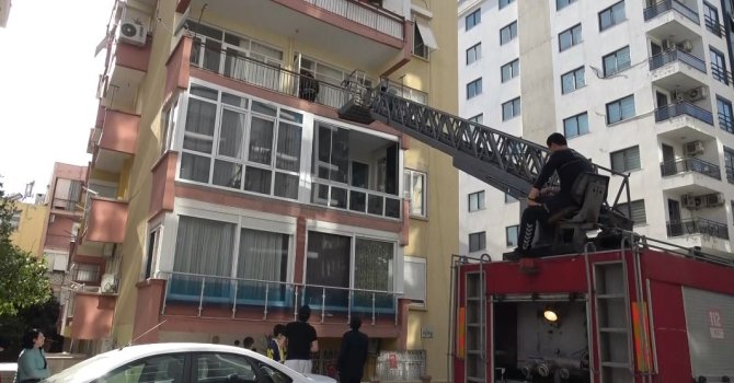 Balkondan merdivenle daireye giren ekipler yaşlı adamı uyurken buldu