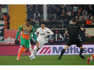 Trendyol Süper Lig: Corendon Alanyaspor: 1 - Galatasaray: 2 (Maç sonucu)