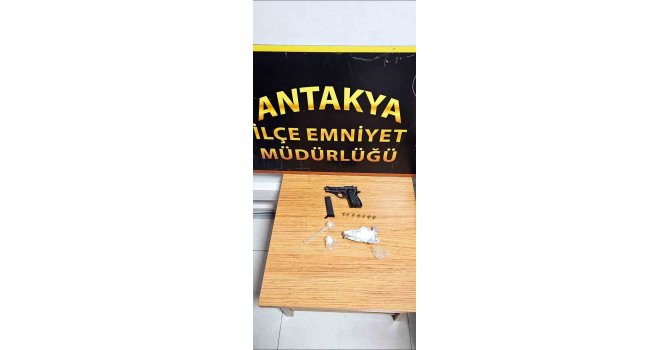 Antakya’da durdurulan araçta uyuşturucu ve silah ele geçirildi