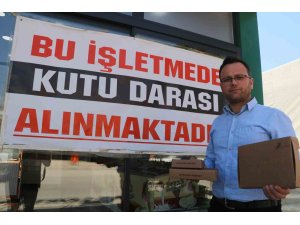 Baklava satışı yapan firma kutu darası tartışmasına 21 şubesine astığı pankartla son verdi