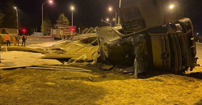 Isparta’da refüje devrilen tırın sürücüsü ağır yaralandı