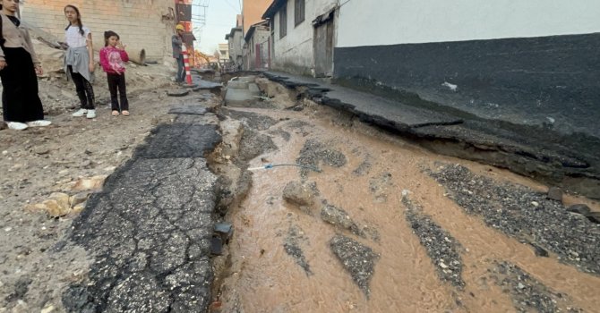 Su borusu patladı, iş yerleri ve araçlar zarar gördü