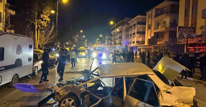 Fiat Tofaş otomobil, park halindeki araçlara çarpıp hurdaya döndü: 1’i ağır 2 yaralı