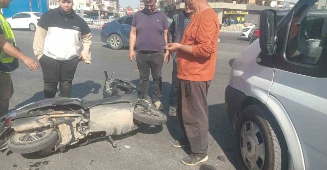 Minibüs ile çarpışan motosikletin sürücüsü yaralandı