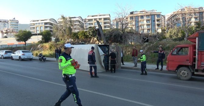 Alanya’da muz yüklü kamyonet devrildi :1 yaralı