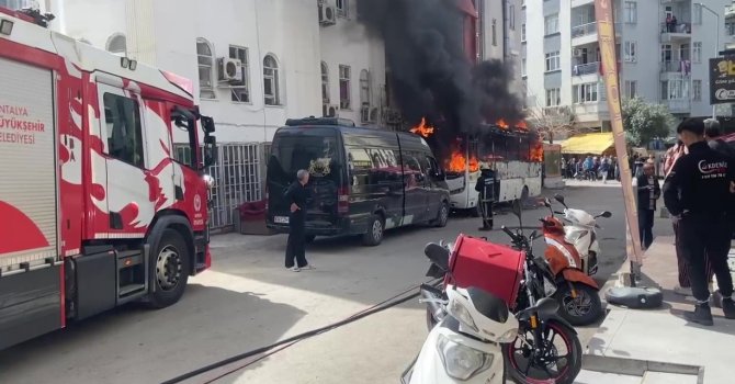 Midibüs alev alev yandı, mahalle sakinleri endişe içinde izledi