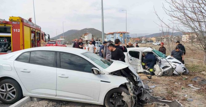 Isparta’da iki otomobilin kafa kafaya çarpıştı: 2 ölü, 3 yaralı