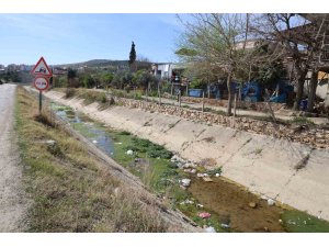 Adana’da sulama kanalları çöplüğe döndü