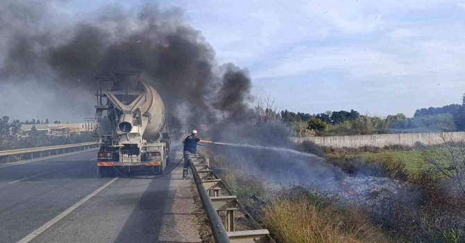 Araçtan atılan sigara yol kenarında yangın çıkardı, ilk müdahale beton mikserinden geldi