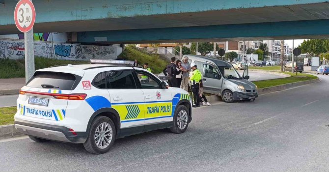 Hafif ticari araç refüje çıktı: 1 yaralı