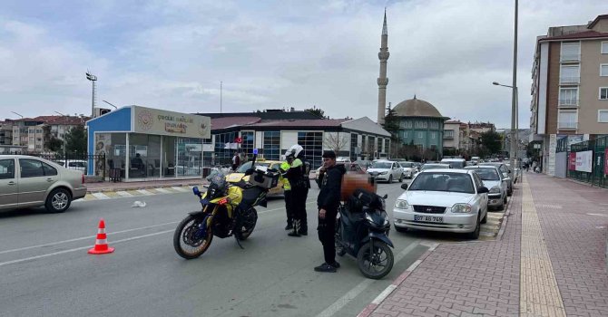 Burdur’da otomobil ile motosikletin çarpıştığı kazada kurye yaralandı