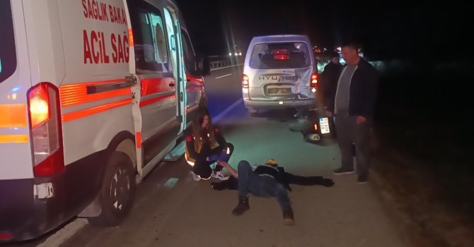 Kaza yapan araca yardım için durdu, arkadan motosiklet çarptı: 5 yaralı