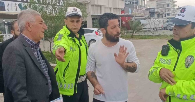 Antalya’da 3 araçlı zincirleme kazada yara almayan sürücüler arasındaki kavgayı vatandaşlar ayırdı