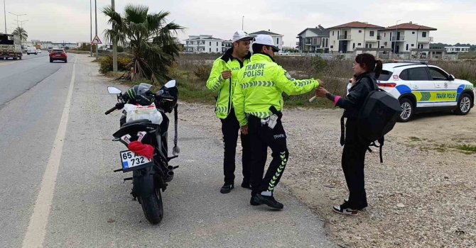 Motosiklet plakasını şal ile kapatan ehliyetsiz genç kız trafik polisinden kaçamadı