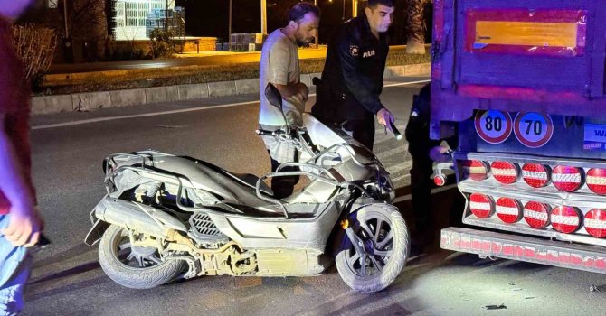 Park halindeki tıra çarpan motosikletin sürücüsü yaralandı