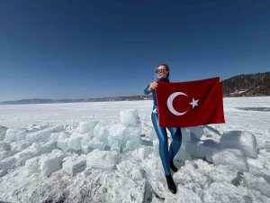 Şahika Ercümen, buzla kaplı dünyanın en derin gölüne dalış yaptı