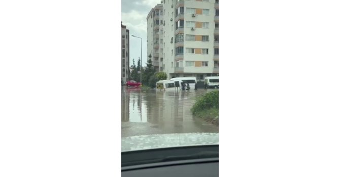 Adana’yı sağanak vurdu, öğrenci servisi su birikintisinde mahsur kaldı