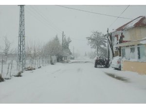 Antalya’nın Kaş ilçesinde kar yağışı etkili oluyor